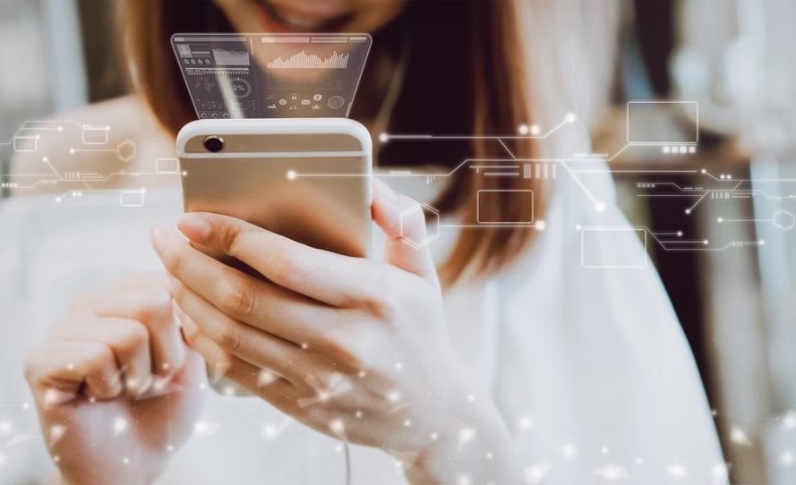 A woman on her phone - Algorithms make sense of the data | DriveQuant 